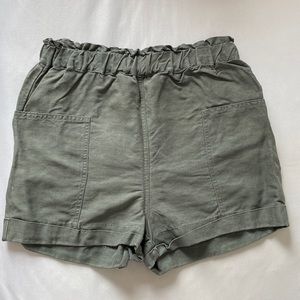 Aritzia Wilfred shorts in sage. Size S.